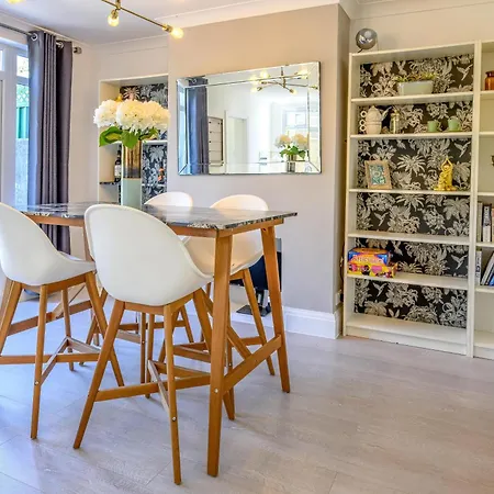 Warrington - Large Beautiful - Great Location In South West By Staystaycations Tatil Evi *