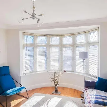 Warrington - Large Beautiful - Great Location In South West By Staystaycations Bristol