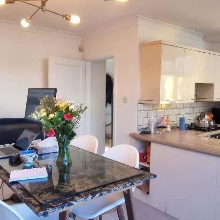 Warrington - Large Beautiful - Great Location In South West By Staystaycations