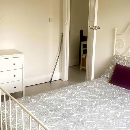 Warrington - Large Beautiful - Great Location In South West By Staystaycations Bristol