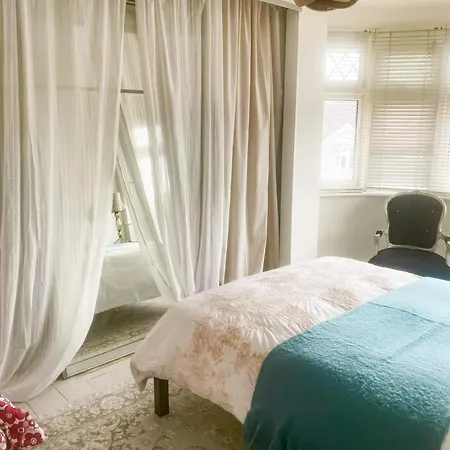 Warrington - Large Beautiful - Great Location In South West By Staystaycations * Bristol