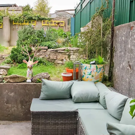 Warrington - Large Beautiful - Great Location In South West By Staystaycations Holiday home Bristol