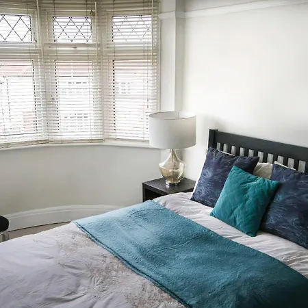 Warrington - Large Beautiful - Great Location In South West By Staystaycations