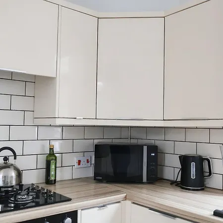 Warrington - Large Beautiful - Great Location In South West By Staystaycations Holiday home Bristol