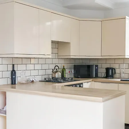 Holiday home Warrington - Large Beautiful - Great Location In South West By Staystaycations Bristol