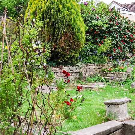 Warrington - Large Beautiful - Great Location In South West By Staystaycations Holiday home *