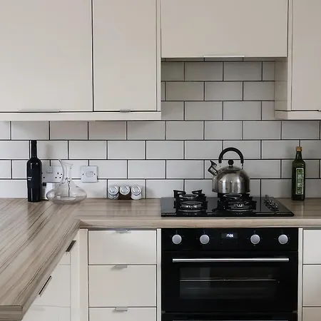 Holiday home Warrington - Large Beautiful - Great Location In South West By Staystaycations *