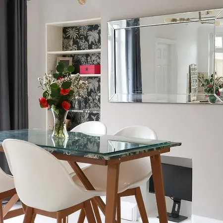Warrington - Large Beautiful - Great Location In South West By Staystaycations *