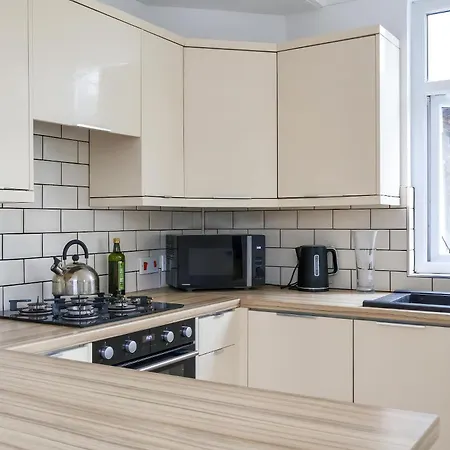 Warrington - Large Beautiful - Great Location In South West By Staystaycations *