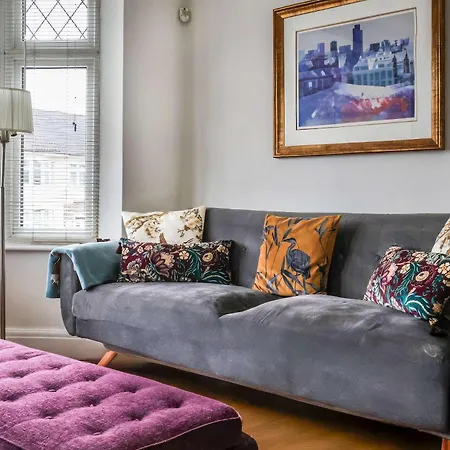Warrington - Large Beautiful - Great Location In South West By Staystaycations Holiday home