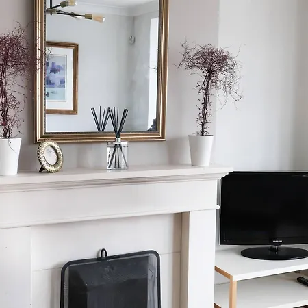Holiday home Warrington - Large Beautiful - Great Location In South West By Staystaycations *