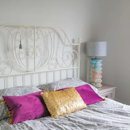 Warrington - Large Beautiful - Great Location In South West By Staystaycations