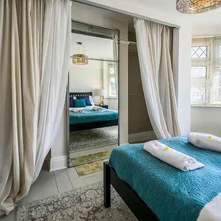 Warrington - Large Beautiful - Great Location In South West By Staystaycations בית נופש בריסטול