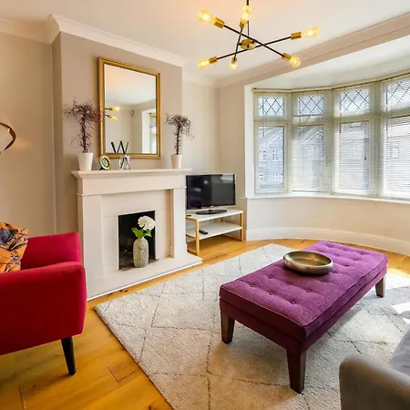 Warrington - Large Beautiful - Great Location In South West By Staystaycations *