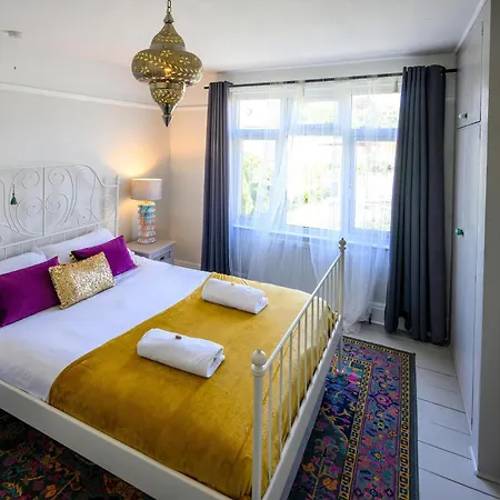 Warrington - Large Beautiful - Great Location In South West By Staystaycations Bristol
