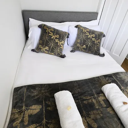 בית נופש Warrington - Large Beautiful - Great Location In South West By Staystaycations *