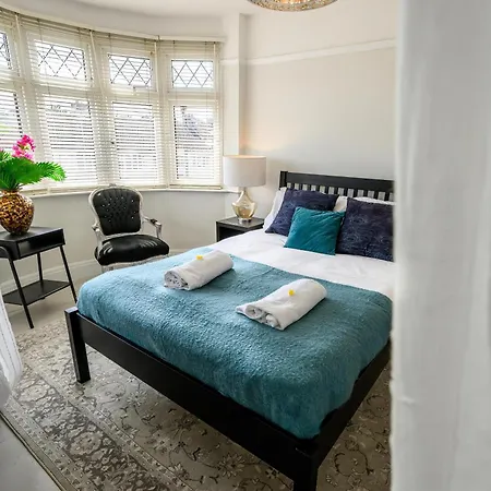 Warrington - Large Beautiful - Great Location In South West By Staystaycations Holiday home Bristol