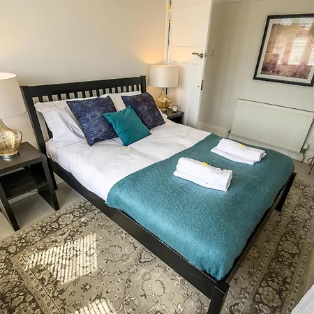 Warrington - Large Beautiful - Great Location In South West By Staystaycations * Bristol