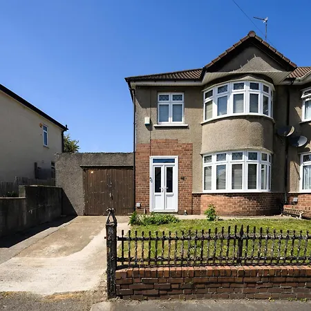 Warrington - Large Beautiful - Great Location In South West By Staystaycations