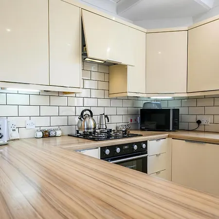 Warrington - Large Beautiful - Great Location In South West By Staystaycations *
