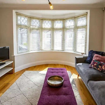 Warrington - Large Beautiful - Great Location In South West By Staystaycations Bristol