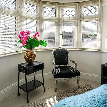 Warrington - Large Beautiful - Great Location In South West By Staystaycations