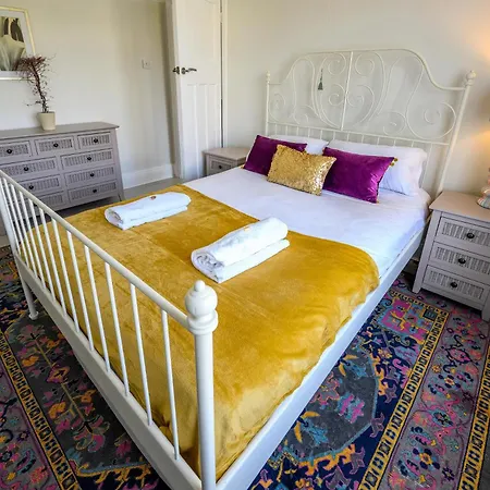 Warrington - Large Beautiful - Great Location In South West By Staystaycations Holiday home