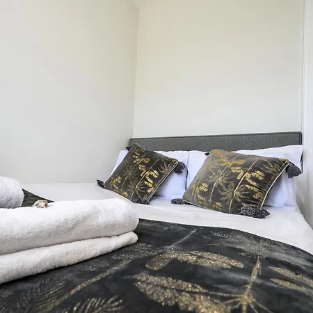 Holiday home Warrington - Large Beautiful - Great Location In South West By Staystaycations