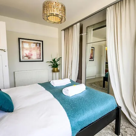 Holiday home Warrington - Large Beautiful - Great Location In South West By Staystaycations *