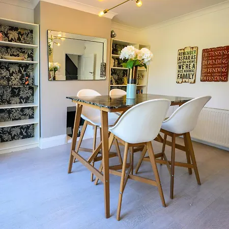 Warrington - Large Beautiful - Great Location In South West By Staystaycations * Bristol