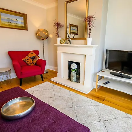 Warrington - Large Beautiful - Great Location In South West By Staystaycations Holiday home *