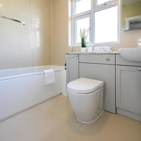 Warrington - Large Beautiful - Great Location In South West By Staystaycations *