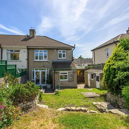 Warrington - Large Beautiful - Great Location In South West By Staystaycations