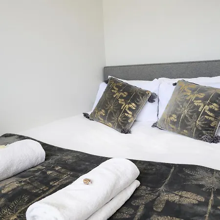 Warrington - Large Beautiful - Great Location In South West By Staystaycations *