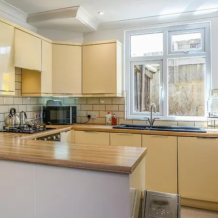 Warrington - Large Beautiful - Great Location In South West By Staystaycations Bristol
