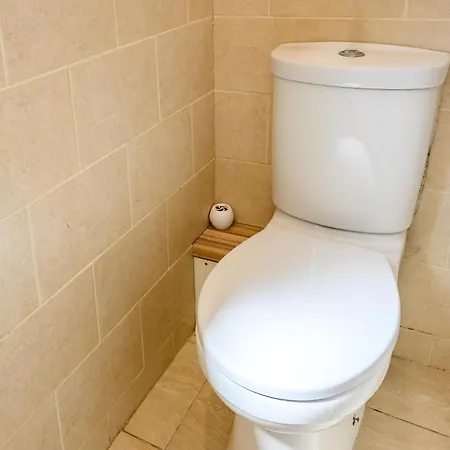 Warrington - Large Beautiful - Great Location In South West By Staystaycations Holiday home
