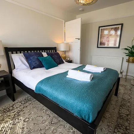 Warrington - Large Beautiful - Great Location In South West By Staystaycations *