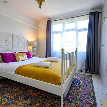 Warrington - Large Beautiful - Great Location In South West By Staystaycations * Bristol