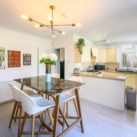 Warrington - Large Beautiful - Great Location In South West By Staystaycations *