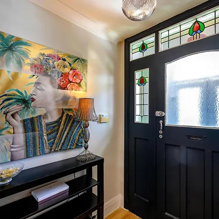 בית נופש Warrington - Large Beautiful - Great Location In South West By Staystaycations *