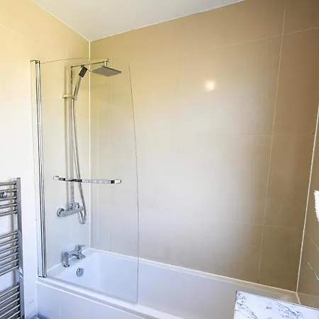 Warrington - Large Beautiful - Great Location In South West By Staystaycations Bristol