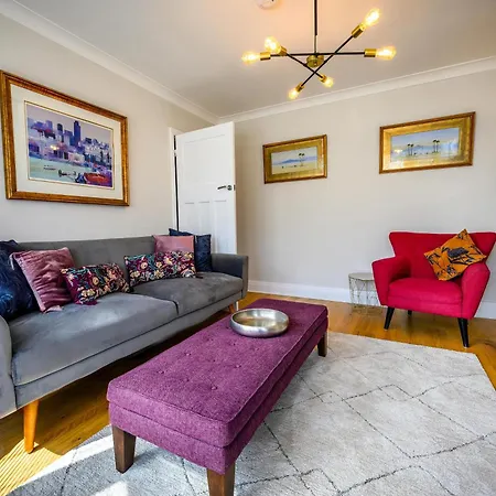 Holiday home Warrington - Large Beautiful - Great Location In South West By Staystaycations *