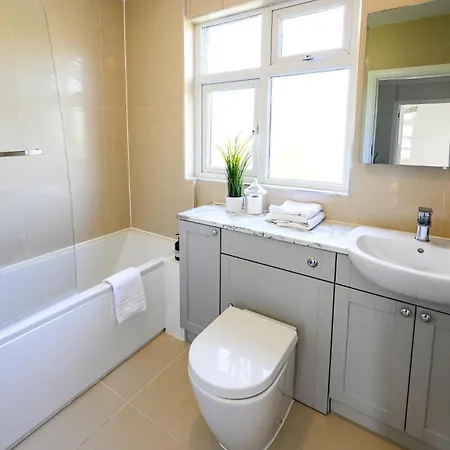 Warrington - Large Beautiful - Great Location In South West By Staystaycations Holiday home
