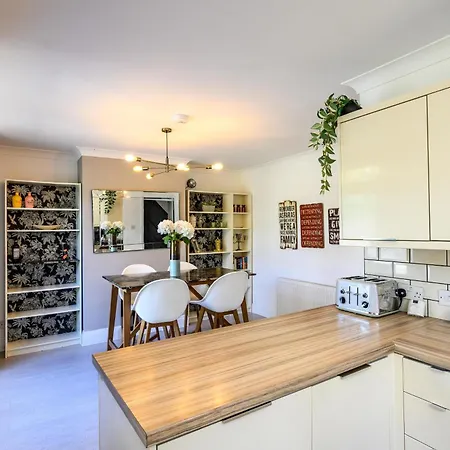בית נופש Warrington - Large Beautiful - Great Location In South West By Staystaycations *