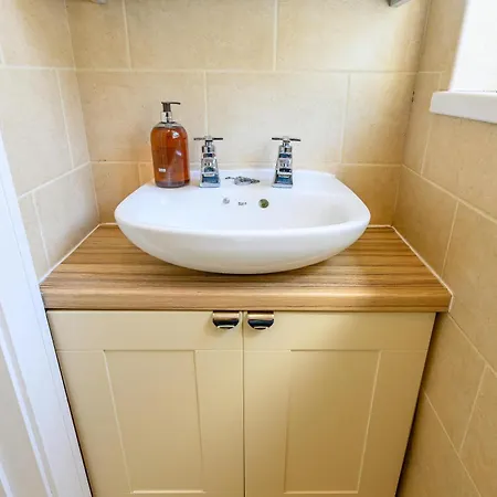 Warrington - Large Beautiful - Great Location In South West By Staystaycations בית נופש