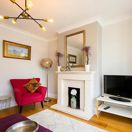 Warrington - Large Beautiful - Great Location In South West By Staystaycations