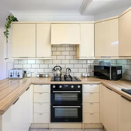 Warrington - Large Beautiful - Great Location In South West By Staystaycations Holiday home *